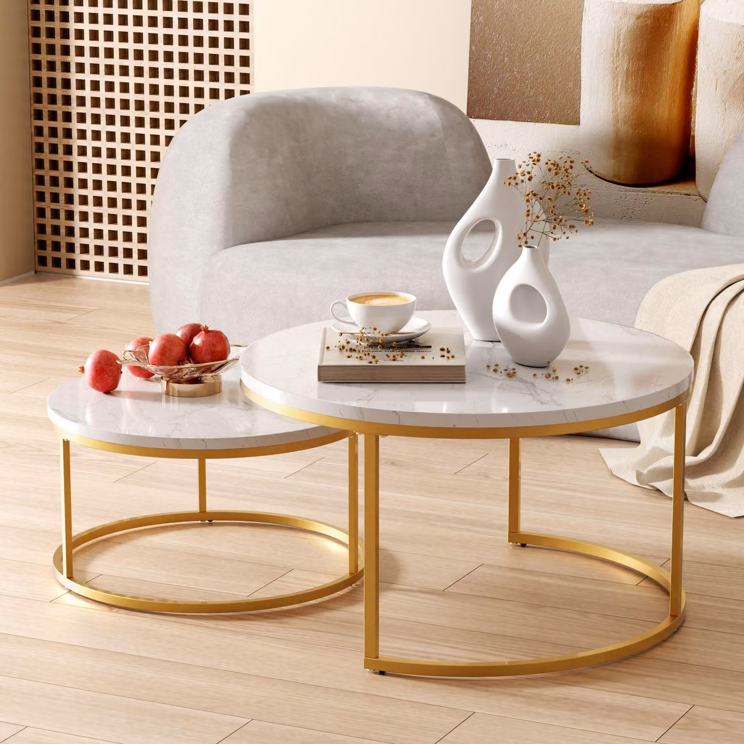 MODFU, set di 2 tavolini rotondi, tavolino da caffè e tavolino di servizio, struttura in metallo dorato, piano in bianco, tavolino impilabile per balcone