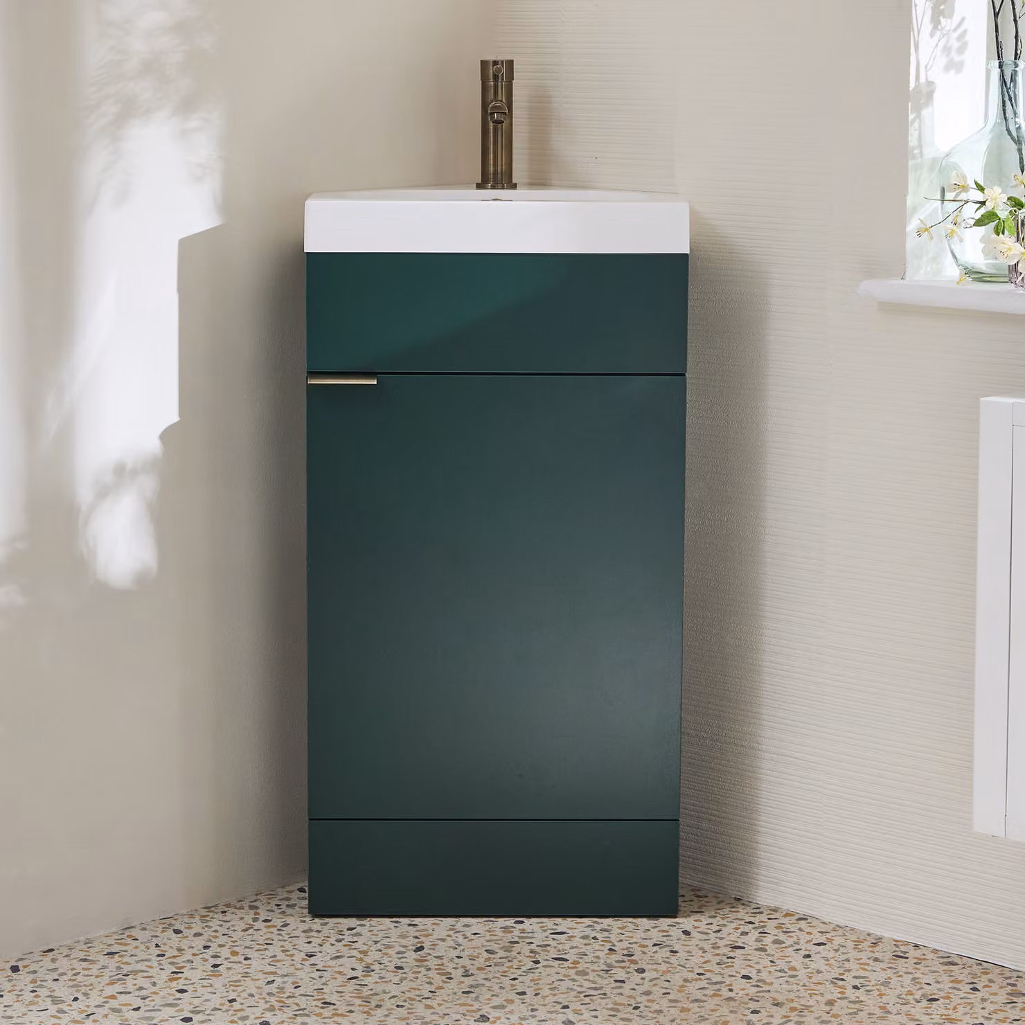 Mobile Bagno a Terra Angolare Verde Scuro da 450mm con Lavabo e Maniglia con Impugnatura a Dito in Ottone Spazzolato - Cluo