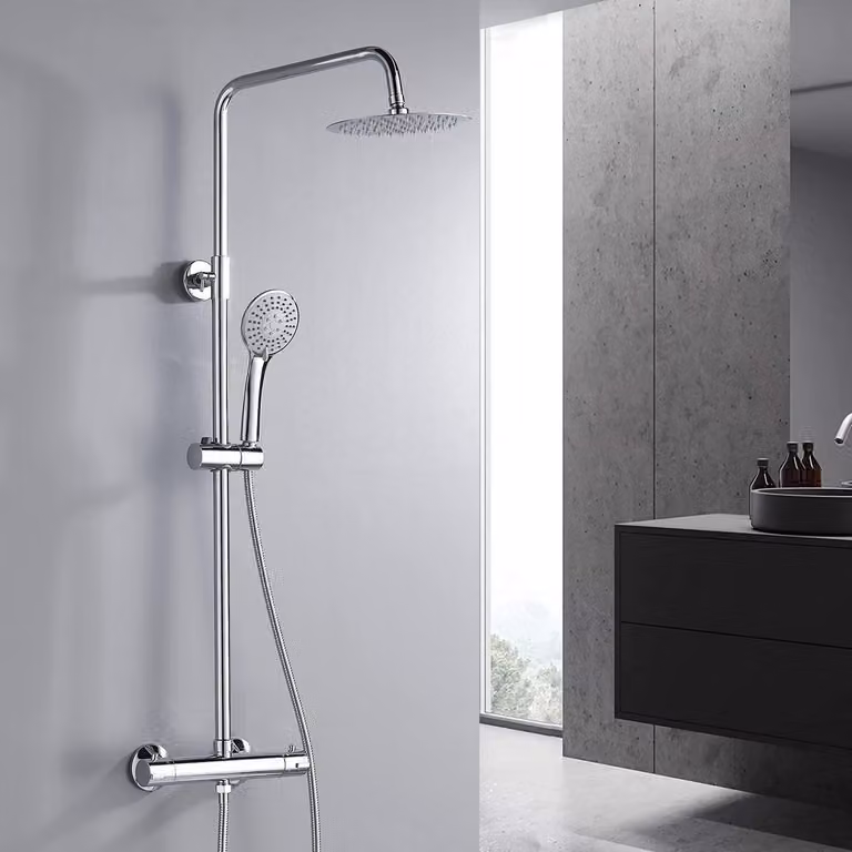 Sistema doccia con termostato, dotato di soffione a pioggia e doccetta manuale, finitura cromata, design rotondo