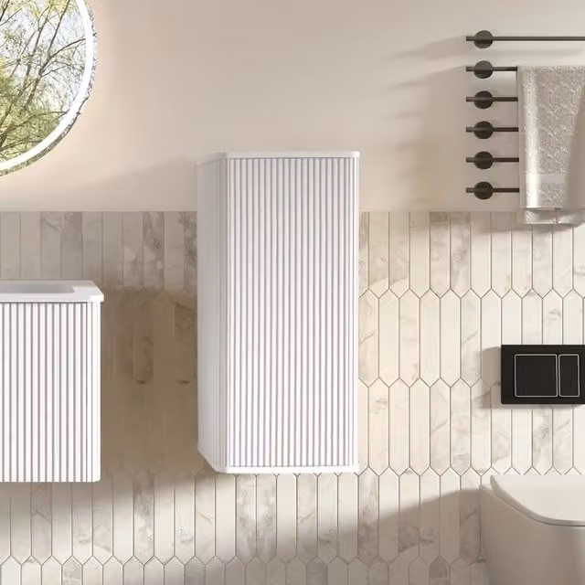 Armadietto da bagno sospeso Minimal Bianco con design a scanalature e ante a battente, L: 75.0 cm, H: 36.0 cm, P: 29.0 cm