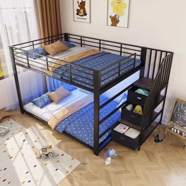 Letto a castello 140x200 cm per adulti, metallo nero, con scala montabile a sinistra o destra, spazio contenitore, striscia LED e presa elettrica