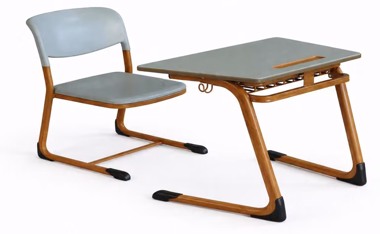 Panca scolastica chiara con sedia, dal design classico e robusta, per aule moderne