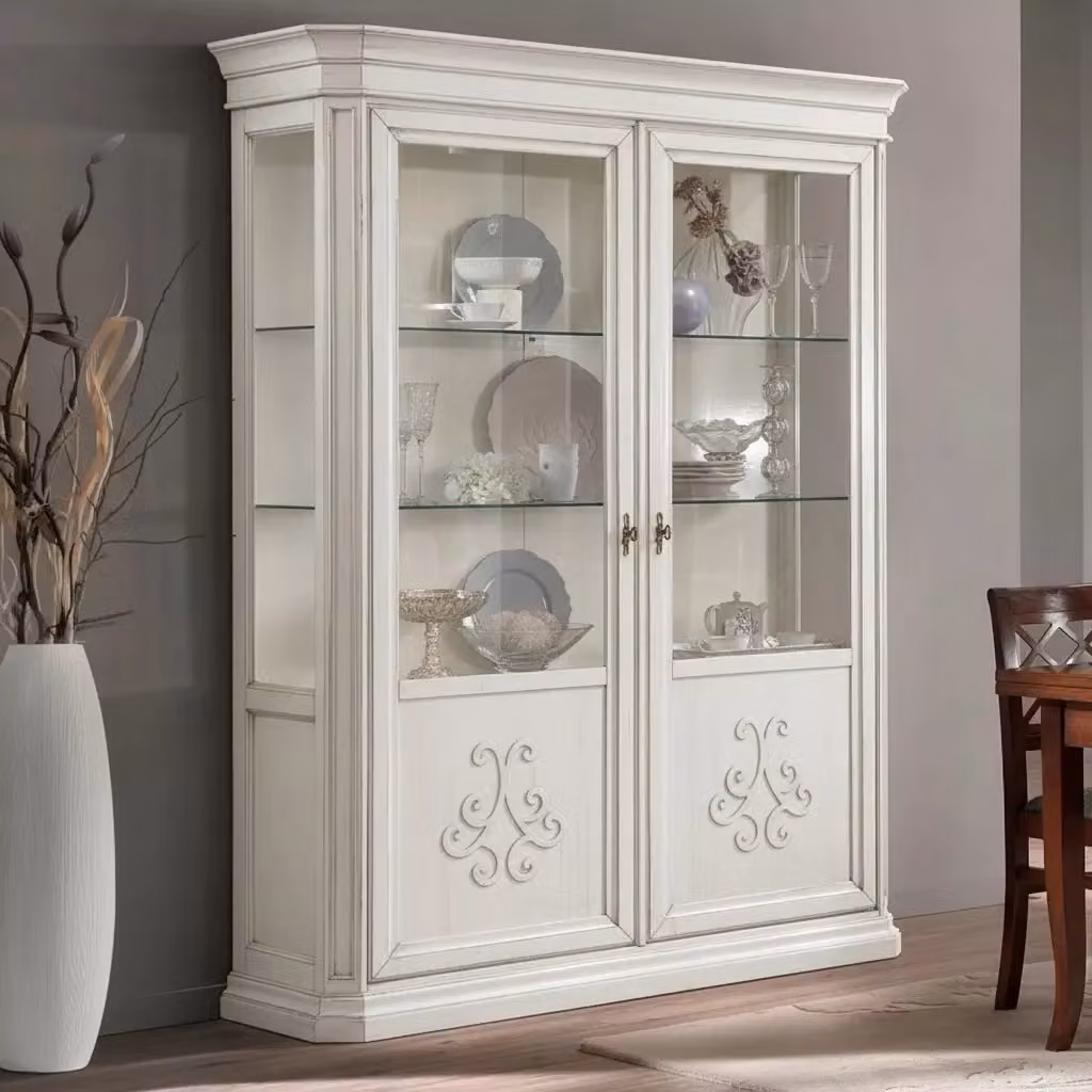 Vetrina classica Mobili 2G con 2 ante in vetro e intarsio in legno bianco anticato L: 162 cm, P: 54 cm, H: 217 cm – 1
