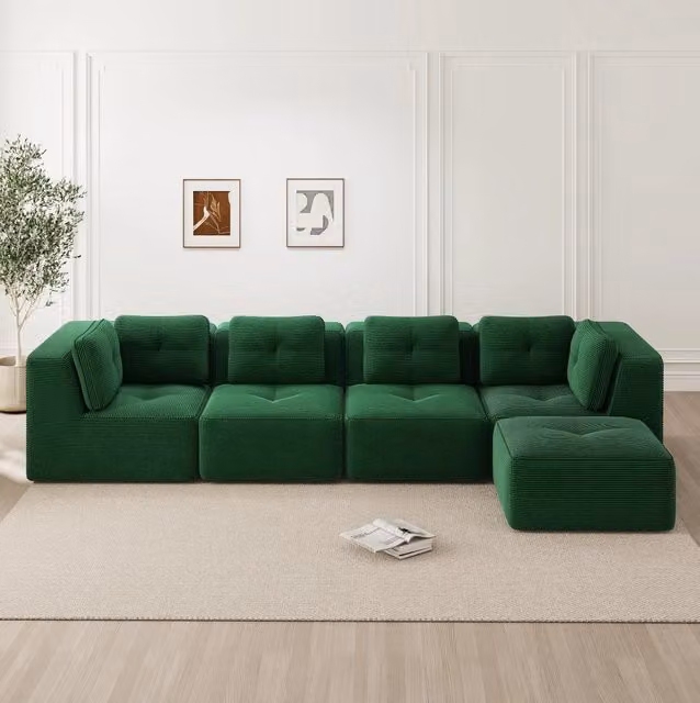 Divano angolare modulare MODFU in velluto a coste verde con seduta profonda e cuscini inclusi L/P/H: 386 x 177 x 69 cm