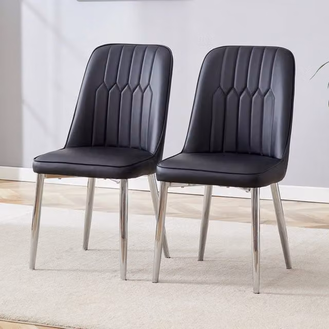 Due sedie da pranzo in similpelle nera: design moderno e minimalista, dotate di seduta e schienale allargati e gambe in metallo color argento, adatte