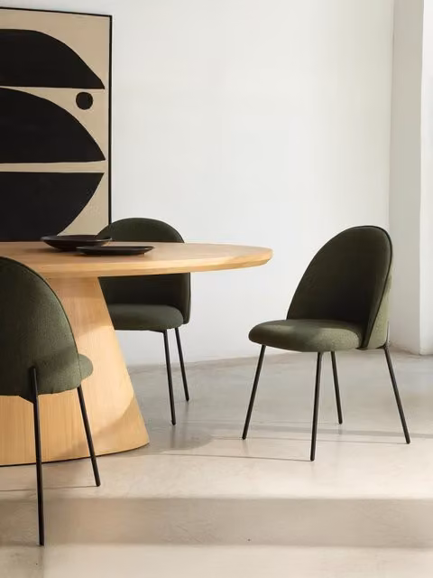 Sedia imbottita Tall Kenay Home verde e nera con struttura in metallo
