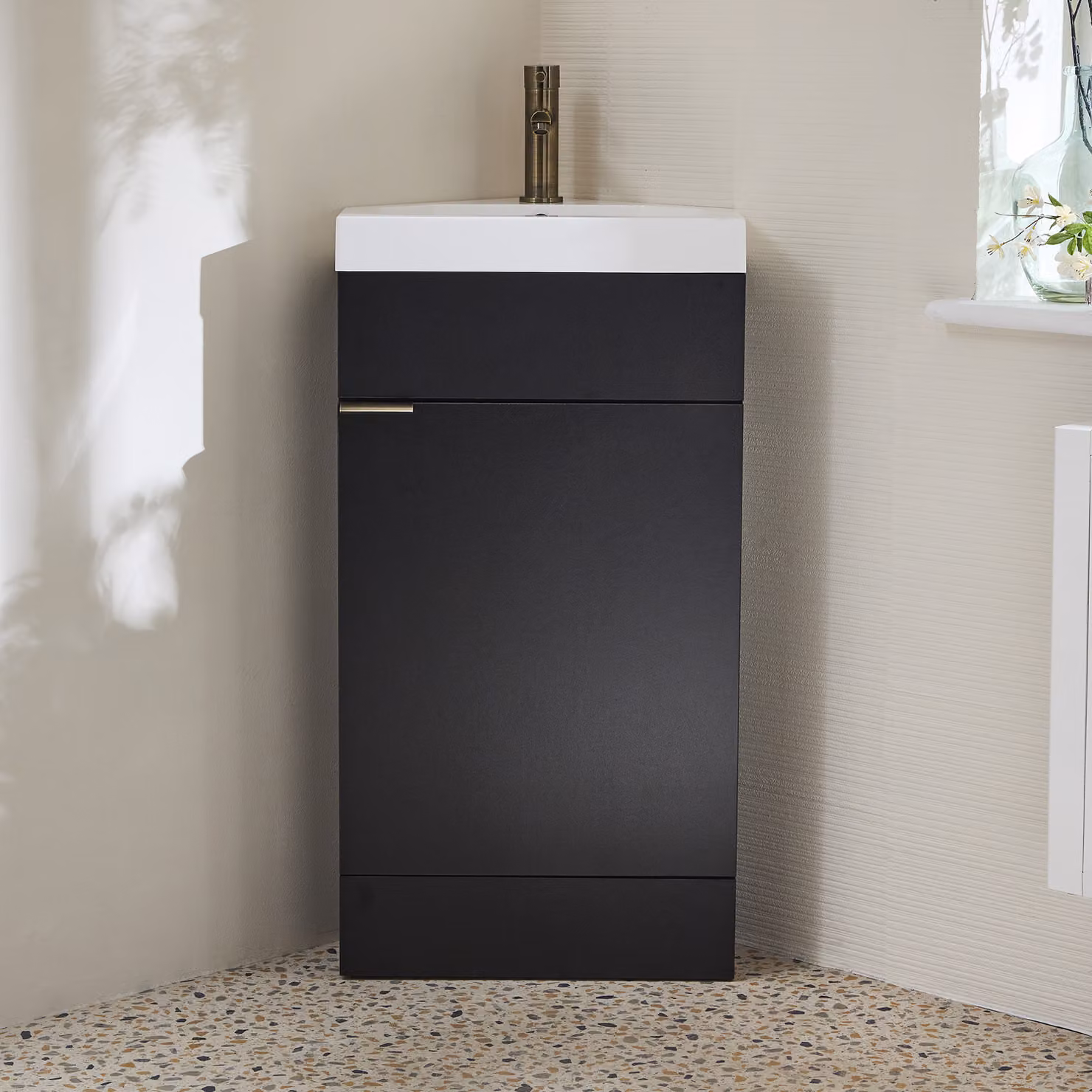 Mobile Bagno a Terra Angolare Grigio Nero da 450mm con Lavabo e Maniglia con Impugnatura a Dito in Ottone Spazzolato - Cluo