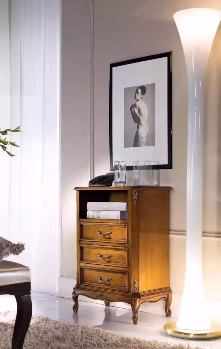 Klassische Kommode Holzmöbel Braun Wohnzimmer 3 Schubladen Design Lampe