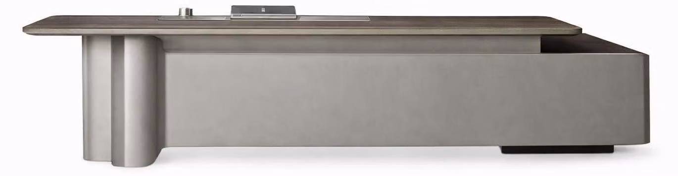 Scrivania da ufficio elegante, con piano in legno e finitura color taupe