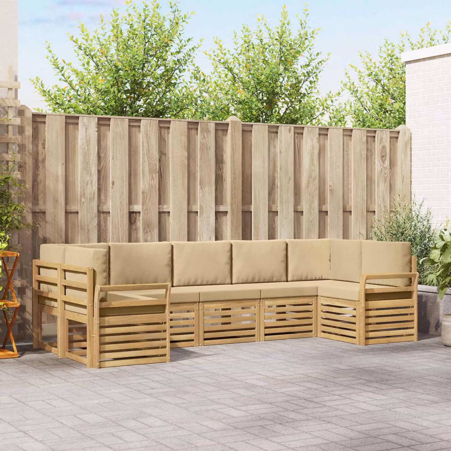 vidaXL Set di divani da esterno a L composto da 7 pezzi in legno di acacia con cuscini bianchi e beige