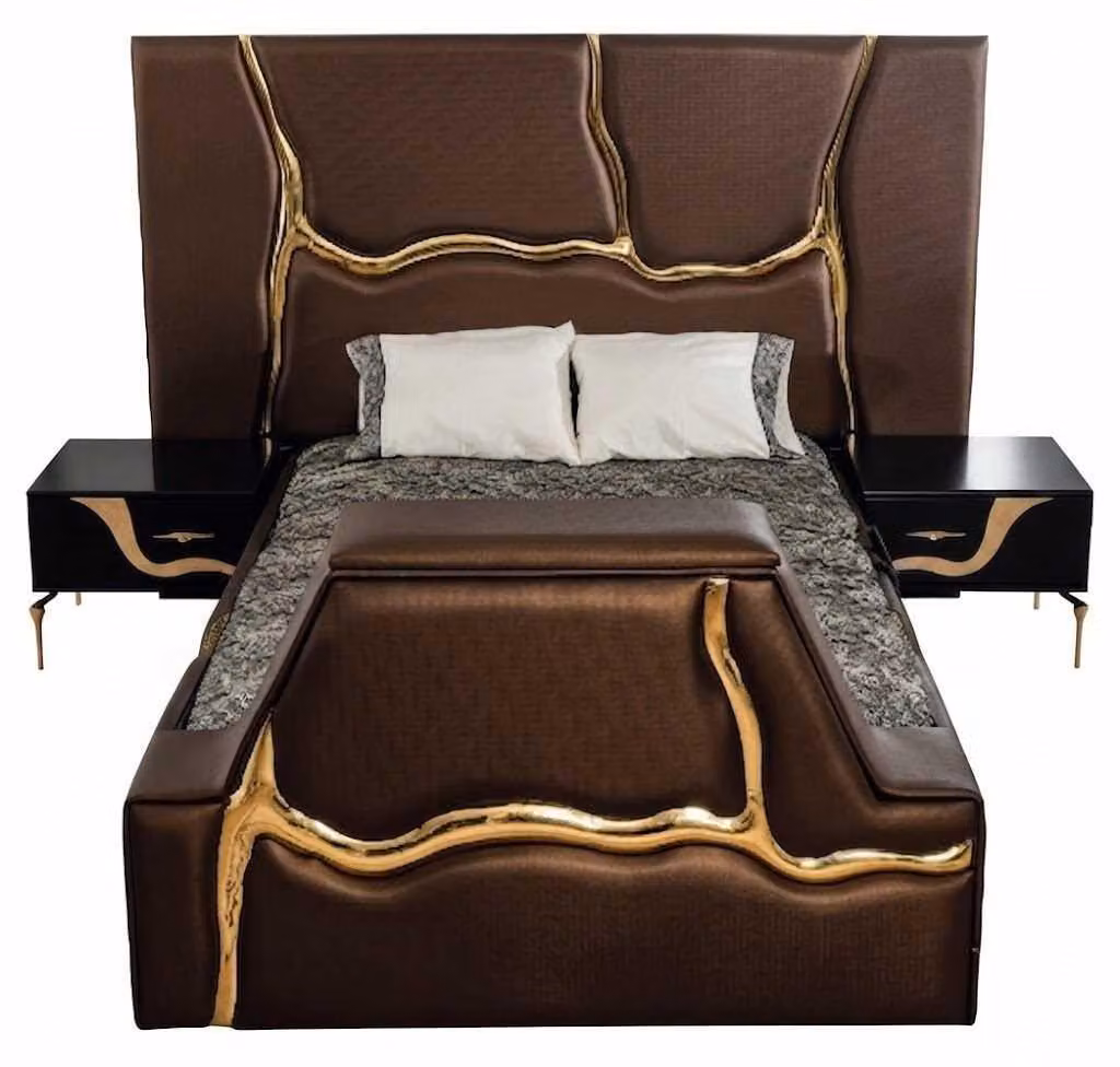 Set per camera da letto marrone, con letto in ecopelle, comodini e dettagli dorati, stile lussuoso e moderno