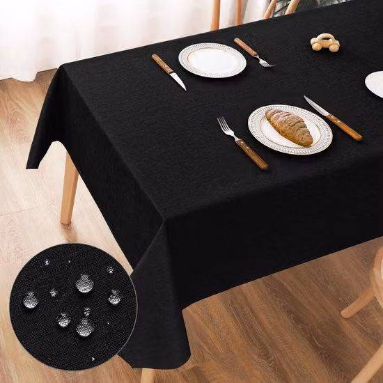 Copritavolo idrorepellente per il soggiorno con motivo a fiori di loto, nero, 140x240 cm, in poliestere, resistente alle pieghe e impermeabile.
