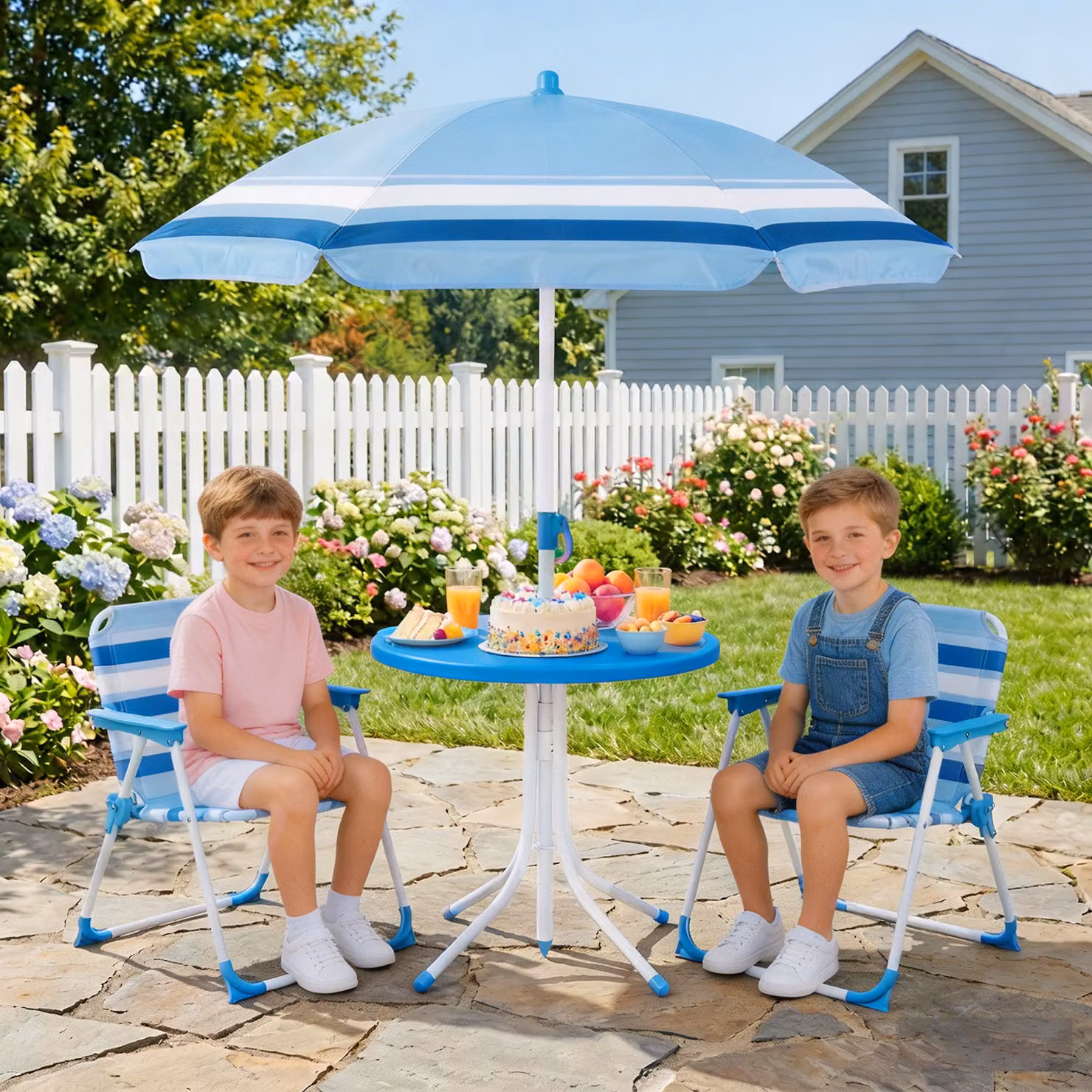 Set da giardino per bambini Costway composto da tavolo e 4 sedie con ombrellone regolabile in altezza, colore blu