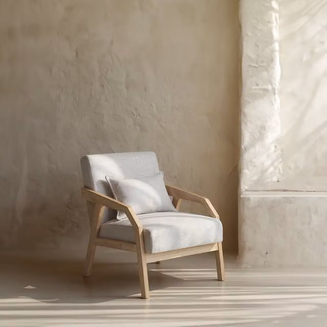 Poltrona Banak beige con struttura in legno massello e seduta imbottita con braccioli