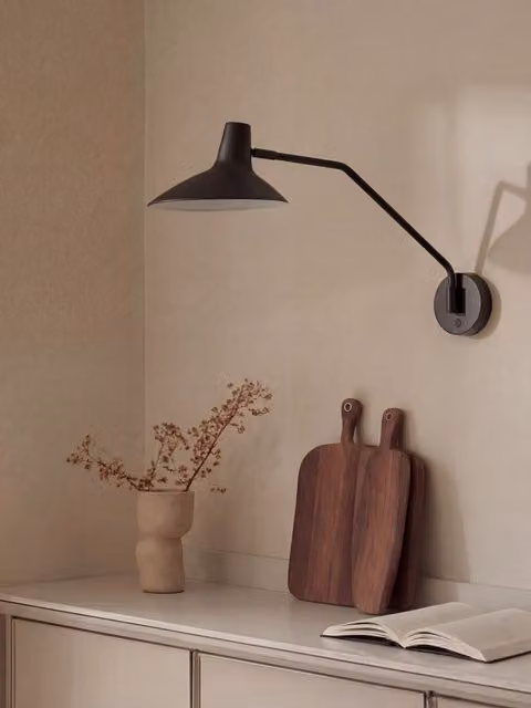 Applique da parete Kenay Home Hood in metallo nera con luce calda