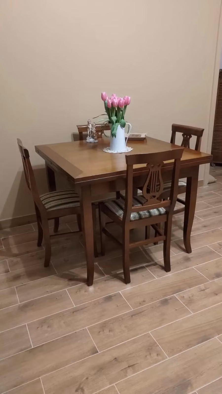 Tavolo da pranzo quadrato in legno noce marrone con gambe a sciabola, allungabile a libro, Mobili 2G, L/P: 90 x 90 cm – 3