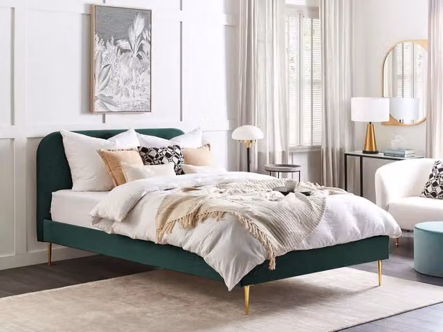 Letto Beliani in velluto verde smeraldo con gambe dorate e rete a doghe, design minimalista, L: 160 cm, P: 200 cm, H: 109 cm