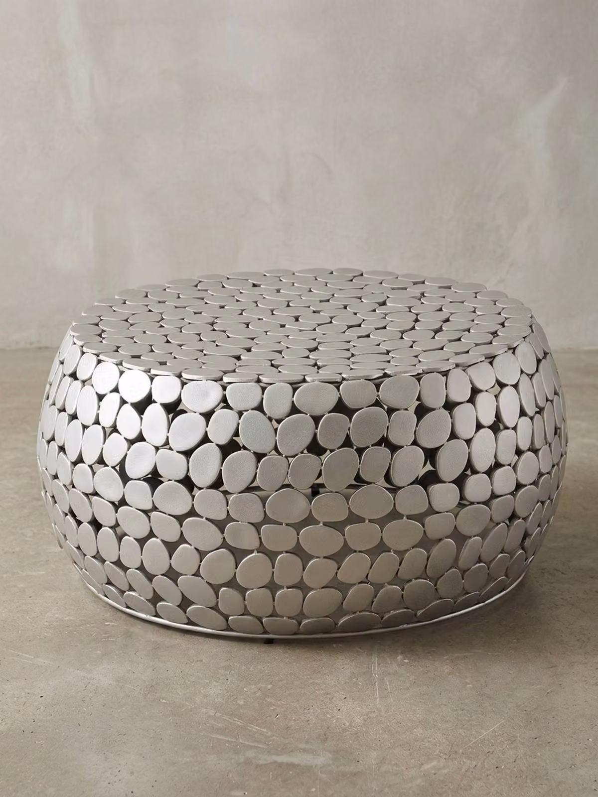 Moderno tavolino da salotto in alluminio color argento, pezzo unico realizzato a mano, design elegante. 66x66x32 cm | Kadima Design
