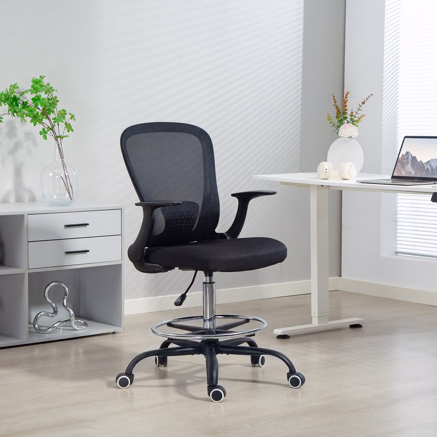 Sedia da ufficio ergonomica HOMCOM con poggiapiedi regolabile, braccioli ribaltabili e altezza regolabile, nero, L: 59 cm, P: 62 cm, H: 99-119 cm – 2