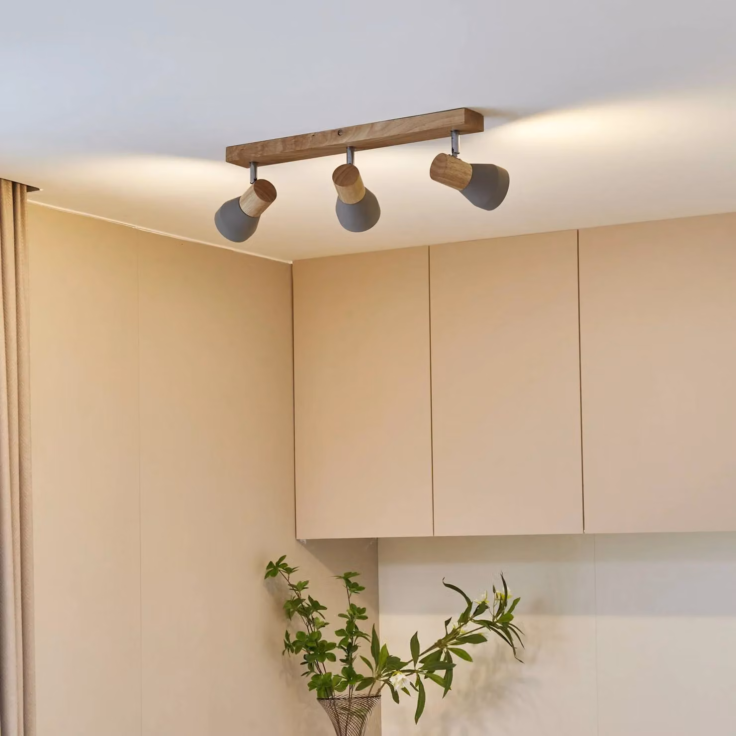 Faretto Lindby Filiz a 3 luci, lunghezza 47 cm, legno, cemento, E14 Lindby, dimmerabile, Alluminio / Grigio / Zincato, Camera da letto, calcestruzzo / cemento, Scandinavo, Faretto