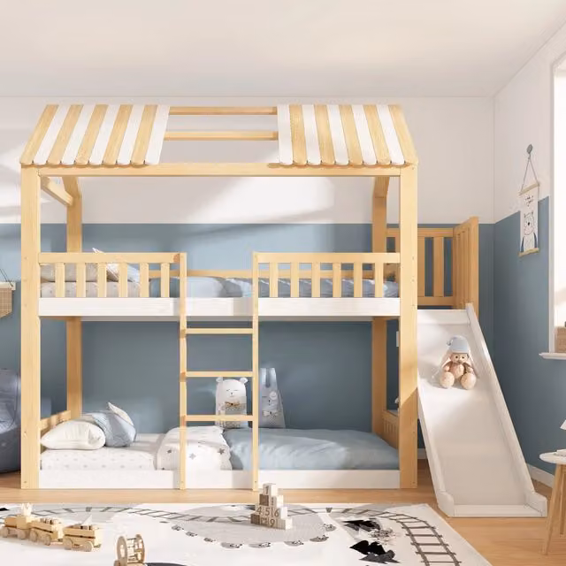 Letto a castello per bambini 90x200 cm in legno con tetto a capanna; scivolo e scaffale; bianco e naturale