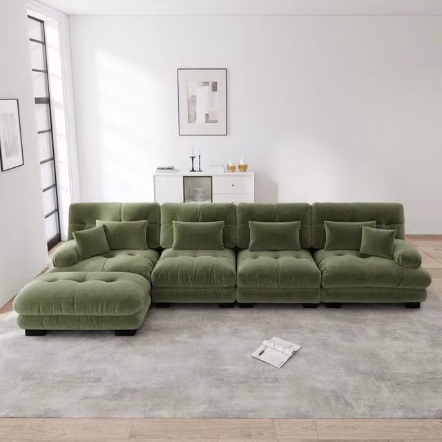 Divano angolare modulare MIVRAY in ciniglia verde con pouf coordinato e cuscini, configurabile a L o a U per soggiorno e ufficio