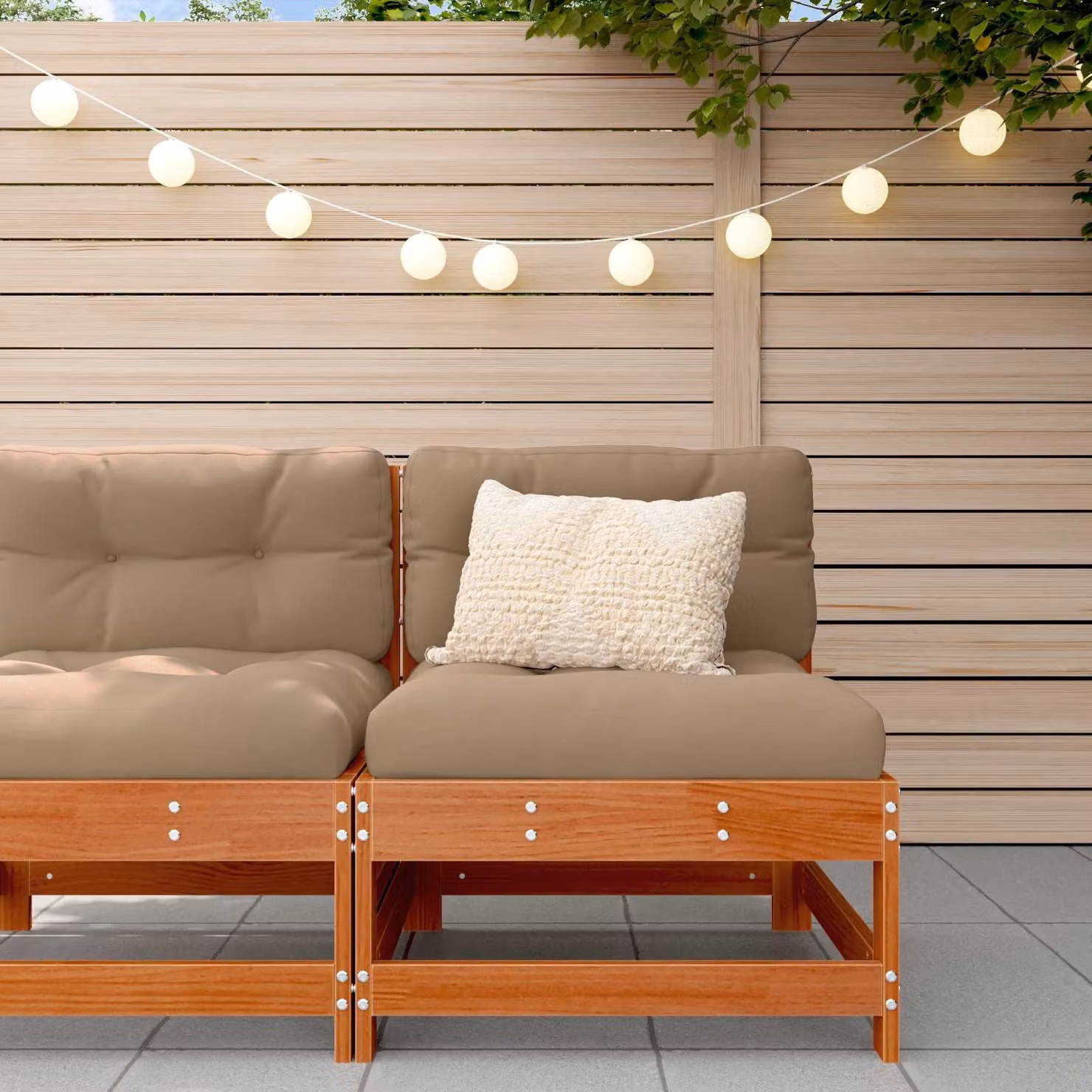 Divano da giardino medio vidaXL in legno massello di pino cerato marrone con cuscini beige