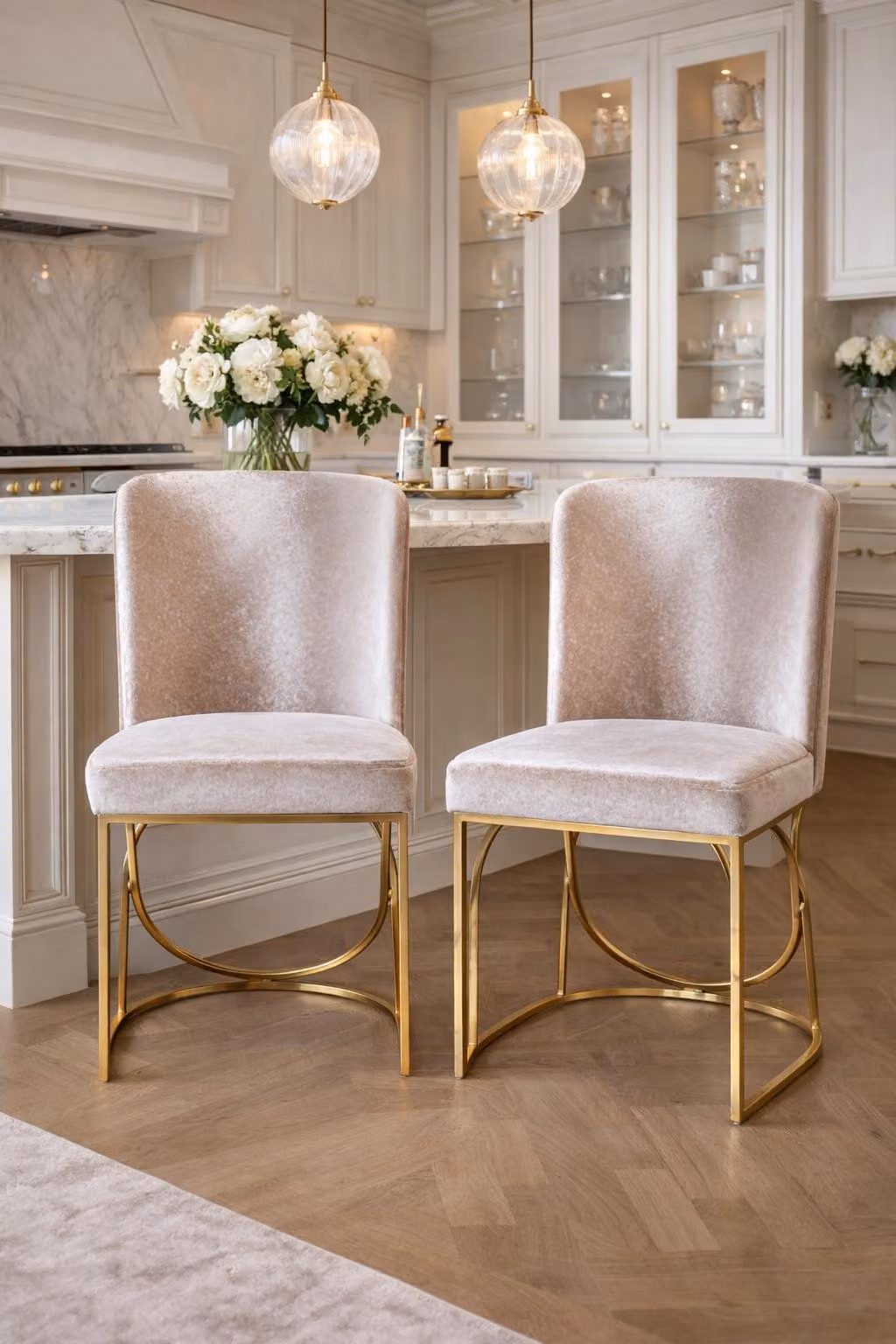 Due eleganti sedie in velluto con struttura in metallo dorato in stile moderno
