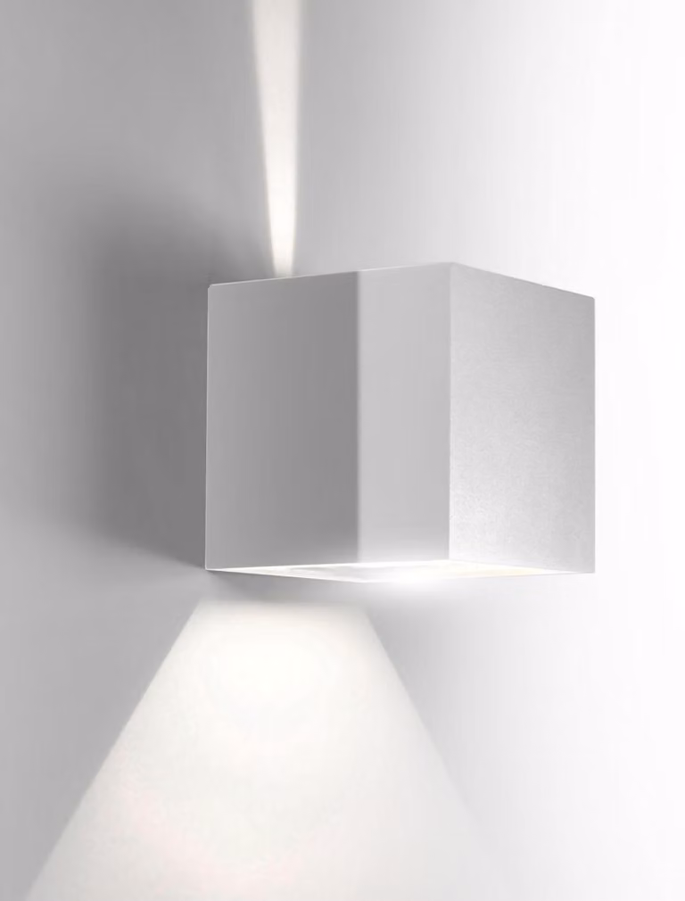 Lampada a LED CENTURY, orientabile verso l'alto/verso il basso, grigia, 6 W, 3000 K, 550 lm, angolo di orientamento 7–100°, grado di protezione IP65, codice articolo: UDGR-068030