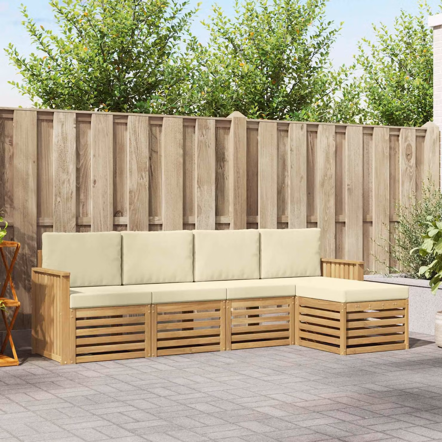 vidaXL Set di divani da esterno a L con pouf, struttura in legno di acacia e cuscini bianchi e beige