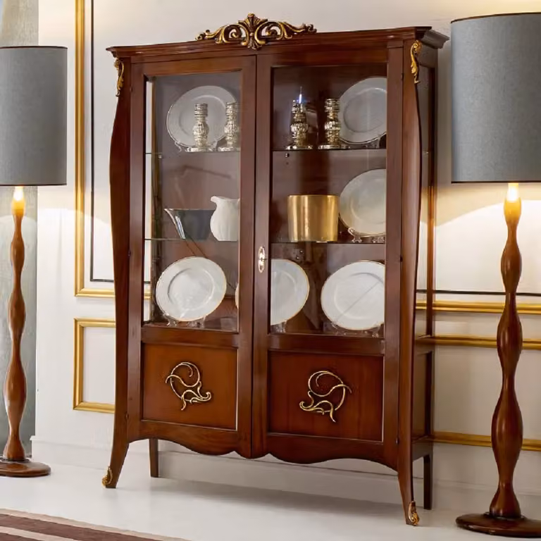 Vetrina in legno stile arte povera con ante in vetro Mobili 2G, colore noce e oro, L: 130 cm, P: 50 cm, H: 212 cm