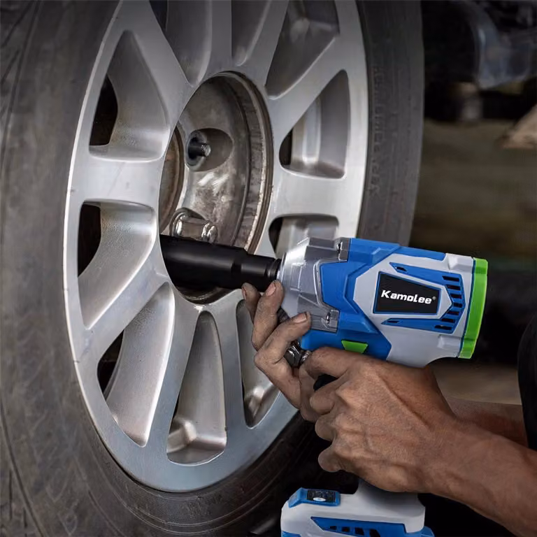 Avvitatore a impulsi elettrico – motore brushless con coppia di 1200 Nm e attacco batteria da 1/2 pollice