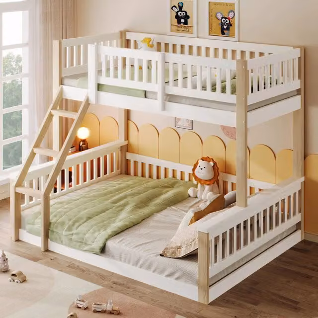 Letto a castello 3 posti 90×200 cm e 140×200 cm con scala e barriere, senza materasso, in pino bianco naturale
