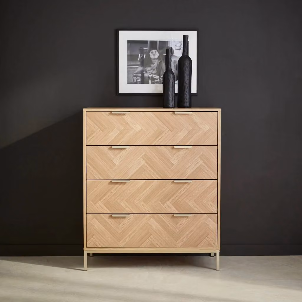 Cassettiera moderna Sweeek con design geometrico a spina di pesce, 4 cassetti, marrone, L: 80 cm, P: 36 cm, H: 95 cm – 2