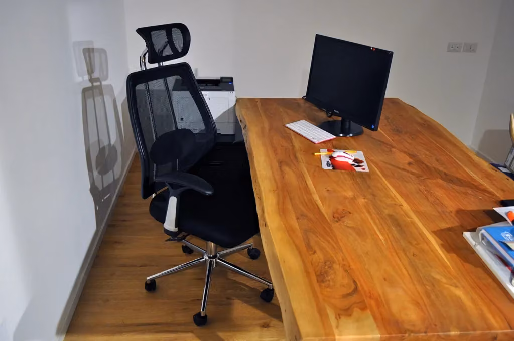 Sedia da ufficio presidenziale Samira in tessuto nero con poggiatesta e braccioli, H 128 x L 66 x P 63 cm – 2