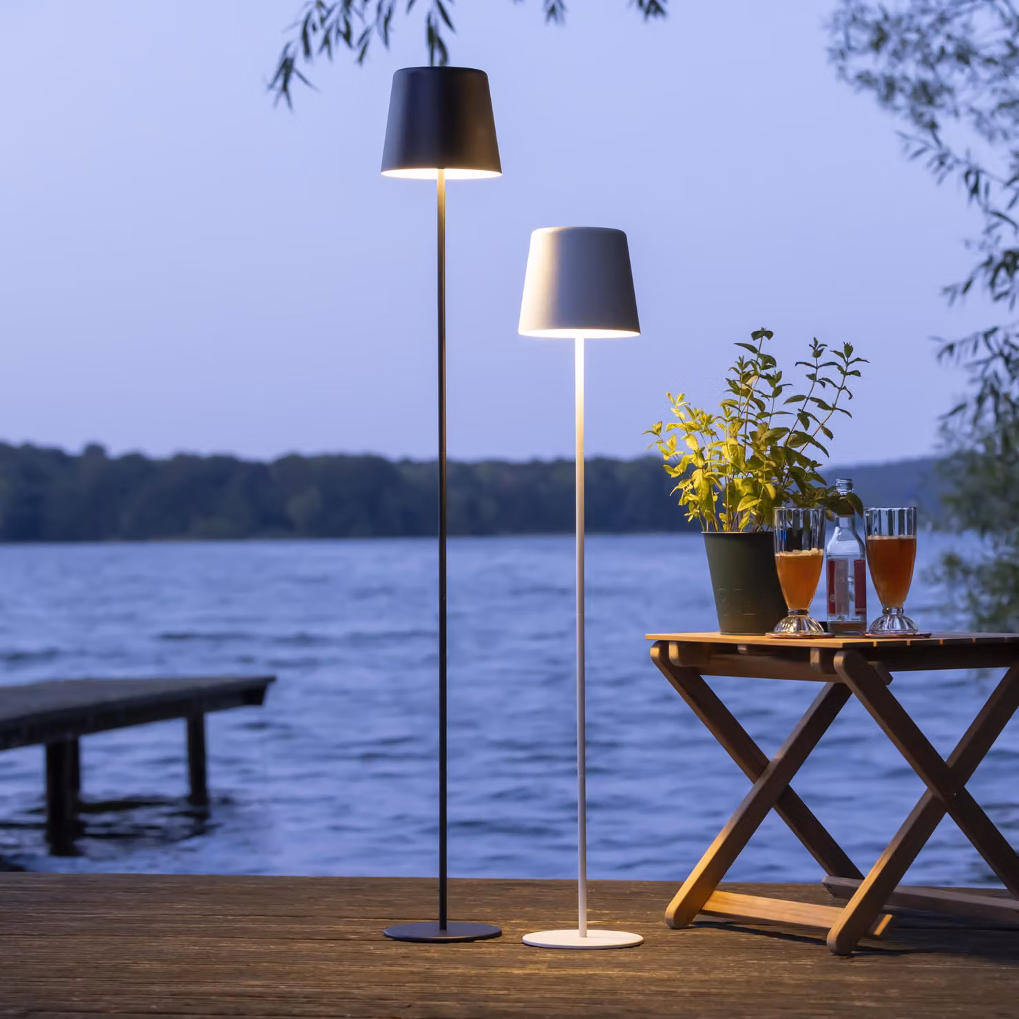 Lampada da terra LED portatile per esterni, 129 cm, 350 lm, dimmer touch, USB, nera
