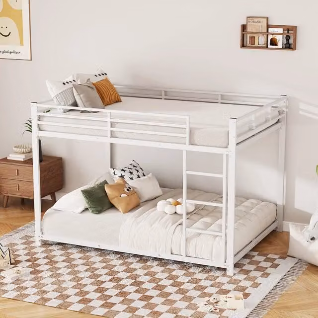 Letto a castello OKWISH in metallo bianco per bambini con sponde di sicurezza e 23 doghe per livello, L/P/H: 200 x 140 x 174,5 cm