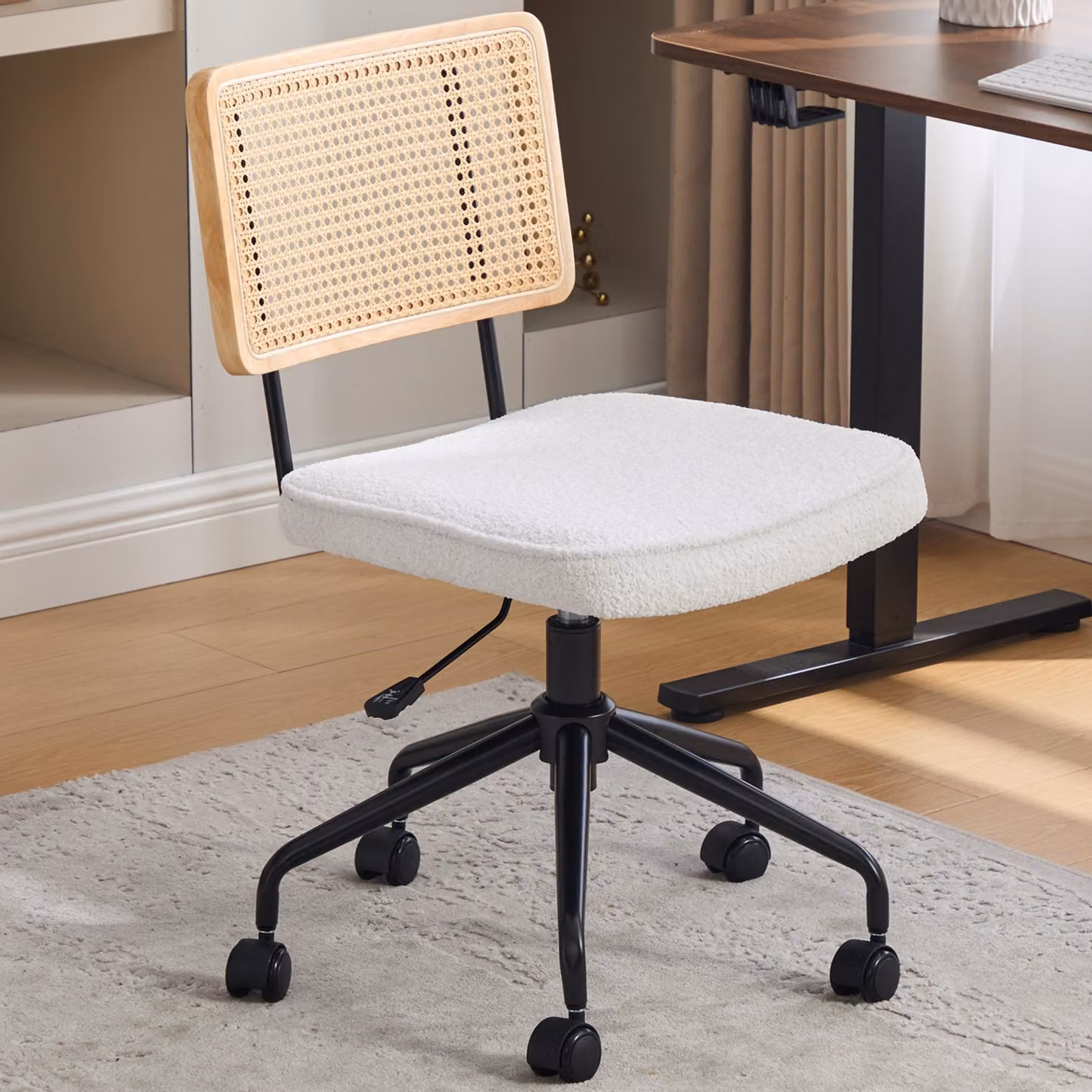 Sedia da ufficio in stile chenille, senza braccioli, con schienale effetto rattan e ruote, color avorio
