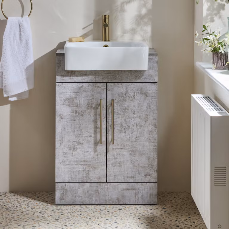 Mobile Bagno a Terra Grigio Cemento da 550mm con Lavabo e Maniglie con Barra a T in Oro Satinato - Cluo