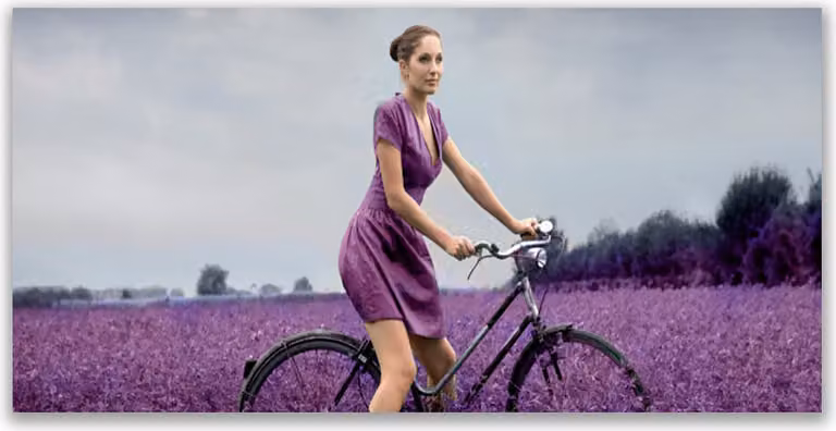 Pannello protettivo in vetro per cucina, dimensioni 140x70 cm, con immagine di una donna, una bicicletta, un prato e persone