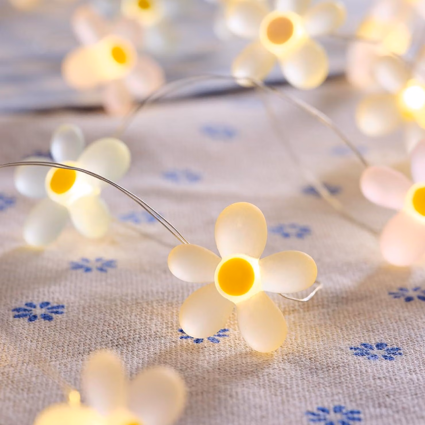 Catena luminosa a forma di fiori, 2 metri, 20 LED, luce bianca calda, motivo margherite