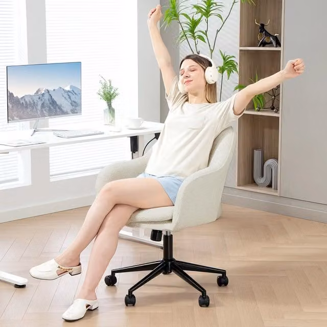 Sedia da ufficio girevole OKWISH in tessuto effetto velluto beige con altezza regolabile e ruote, L: 60 cm, P: 63 cm, H: 120 cm