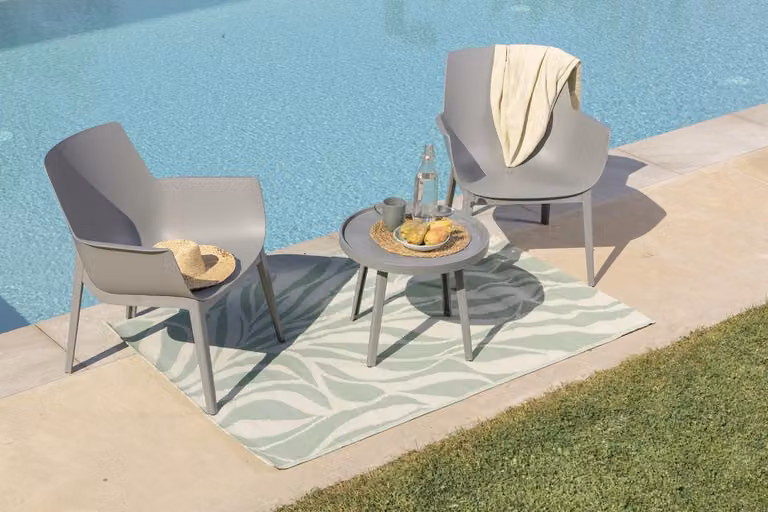 Set di 2 sedie da giardino in plastica rinforzata con fibra di vetro con tavolo abbinato - design moderno, ergonomico e resistente alle intemperie, ideale per giardino, terrazza e piscina - BETTY - Grigio scuro