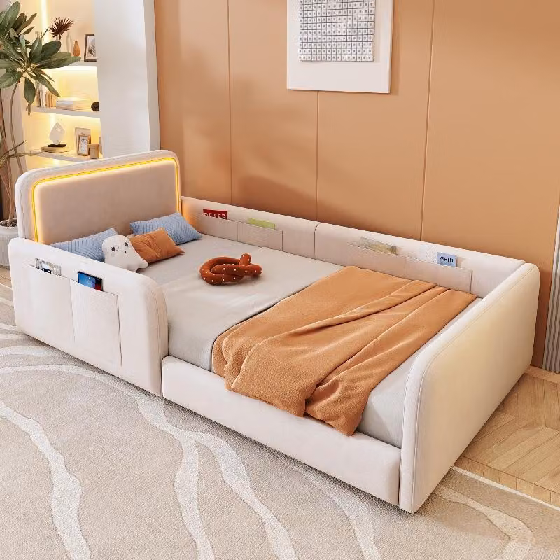 Letto imbottito 90x200 cm con illuminazione a LED integrata nella testiera, controllo tramite app e tasche laterali, letto in velluto color beige con rete a doghe, ideale per camere da letto per ragazzi o camere per ospiti