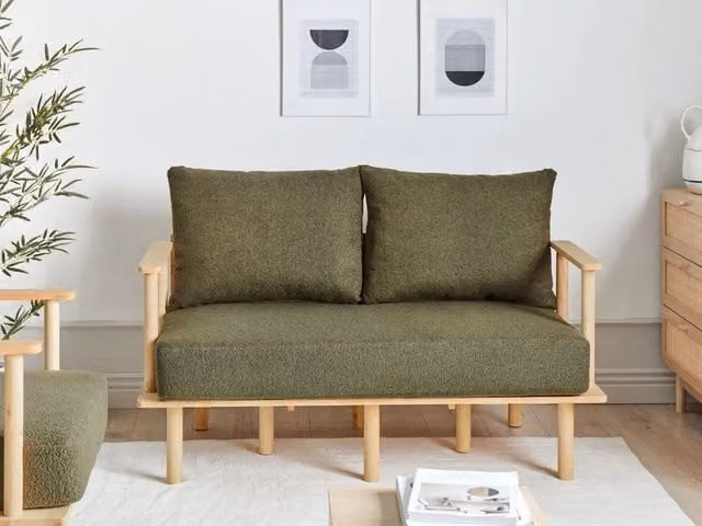 Divano a 2 posti Beliani in stile Japandi minimalista con rivestimento in tessuto bouclé verde e beige e struttura in legno massello