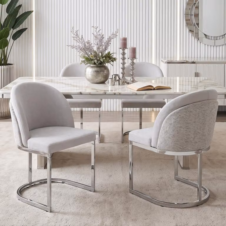 Set di 4 sedie da pranzo Flieks, con gambe argentate, comode, traspiranti, rivestite in tessuto di chenille, ideali per la cucina, imbottite, colore grigio chiaro e argento