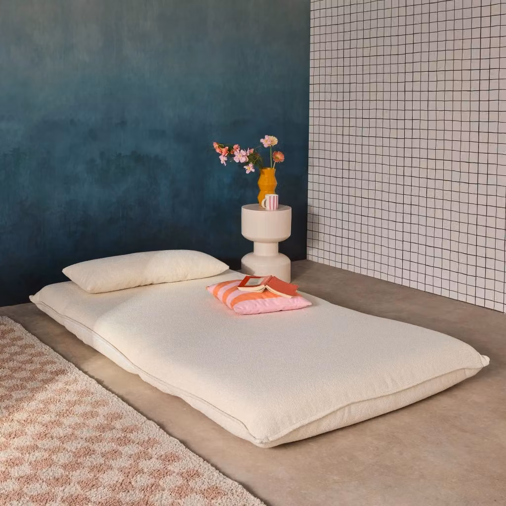 Poltrona letto convertibile Sweeek in tessuto bouclé bianco e beige con struttura in metallo per soggiorno, L: 120 cm, P: 80 cm, H: 66 cm – 2
