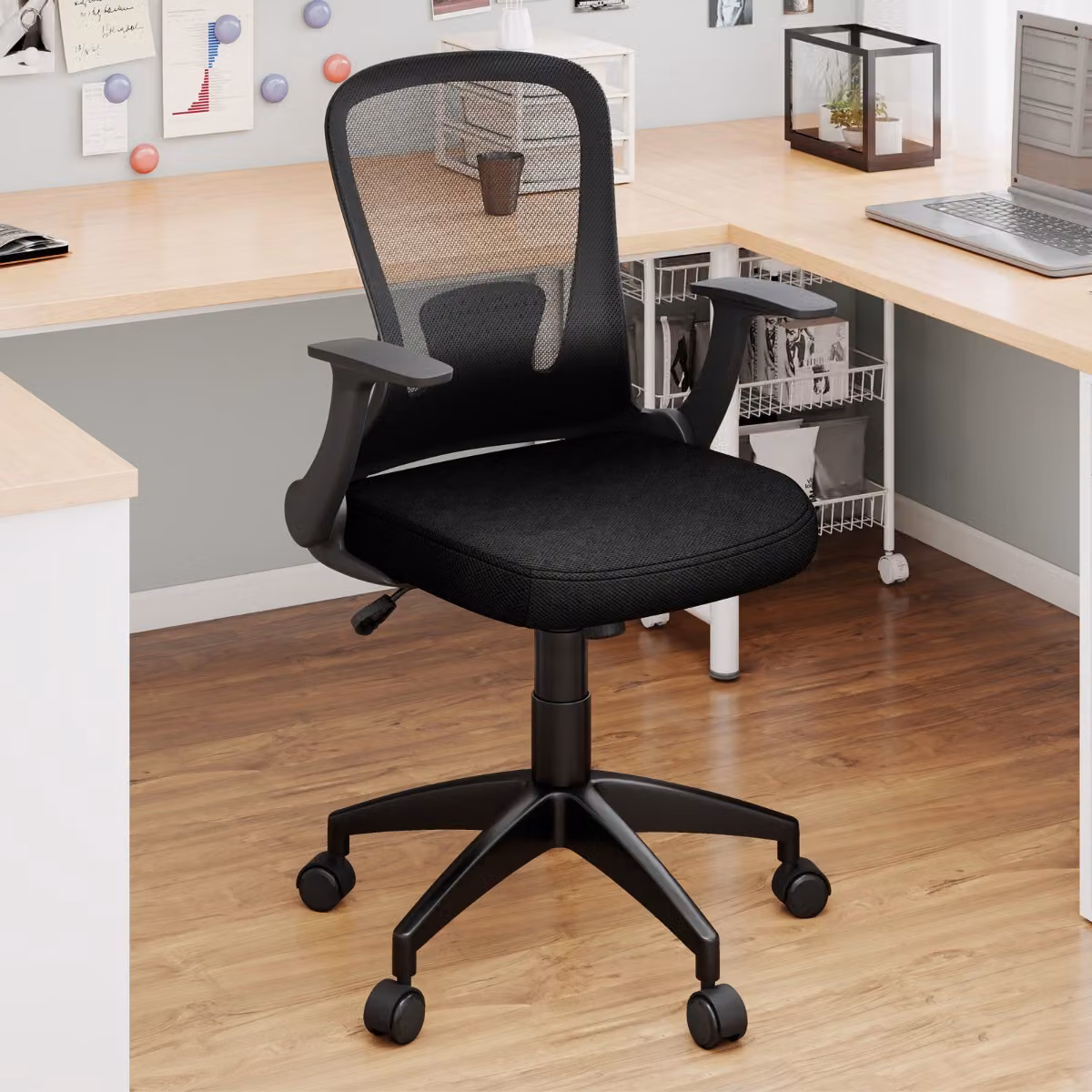 Sedia da ufficio ergonomica Costway in rete nera con schienale e altezza regolabili e braccioli per home office