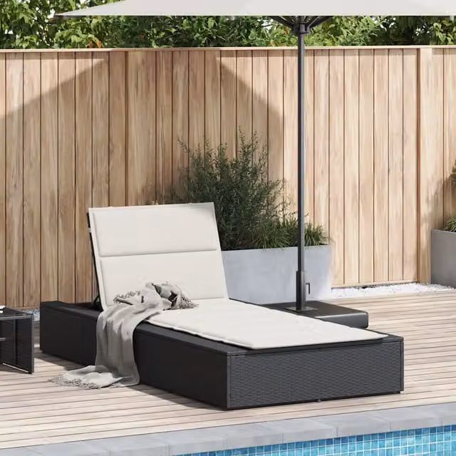 Lettino prendisole con cuscino galleggiante vidaXL in polyrattan nero e bianco con poggiatesta regolabile e struttura in acciaio verniciato a polvere – 1