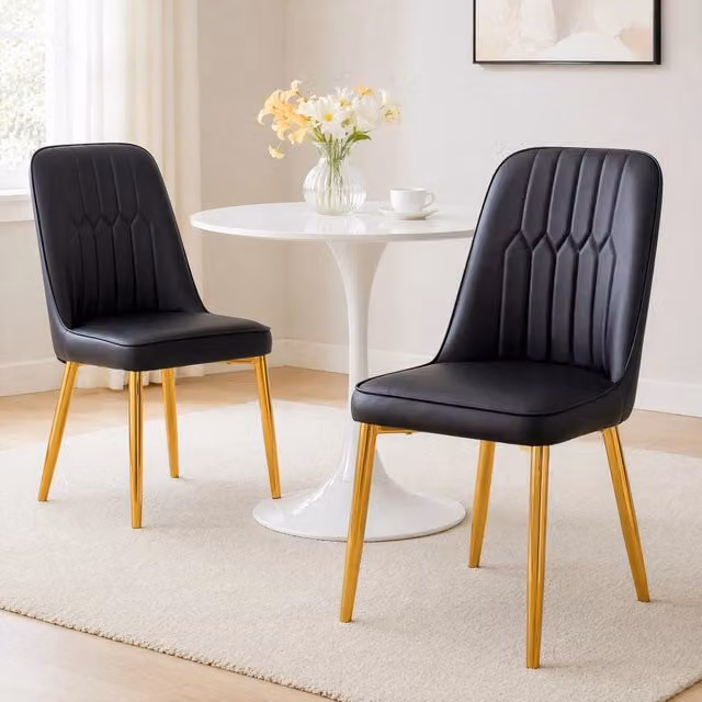 Sedia da pranzo nera in ecopelle con gambe in metallo dorato, design moderno e minimalista